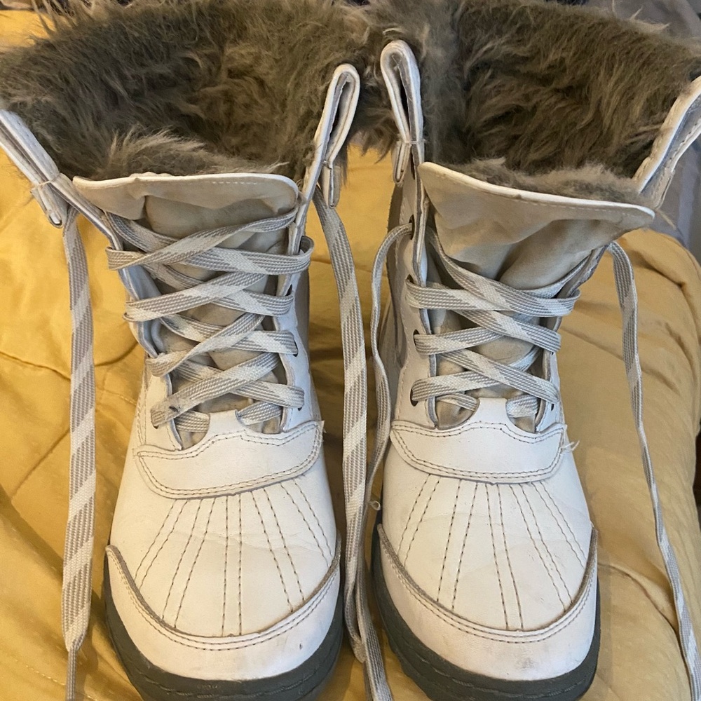 Women’s Cute White snow boots with grey faux fur! Warm with no-slip soles!
